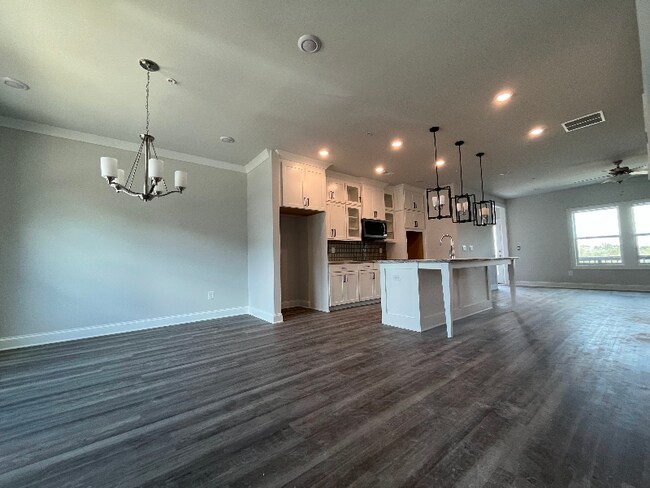 Photo - 812 Mackay Crk