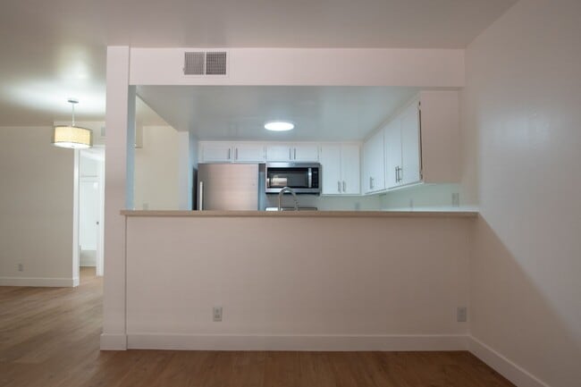6401 Riverton Ave Unit 103