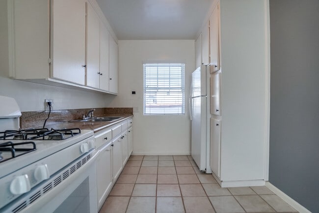 Photo - 2425-2431 S. Ridgeley Dr (B)