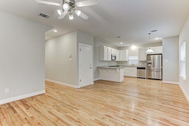 Photo - 822 E 37th St