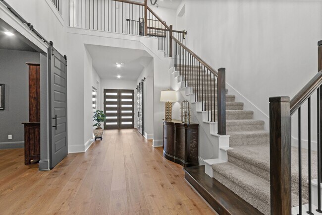 Photo - 902 Falcon Hollow Ln