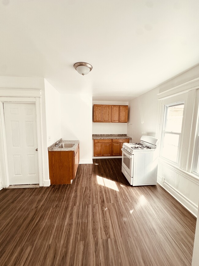 Building Photo - 96-98 Durnan St Unit 96