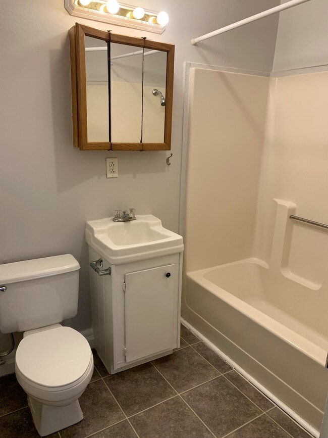 Baño - 204 W College Ave Unidad 204-A