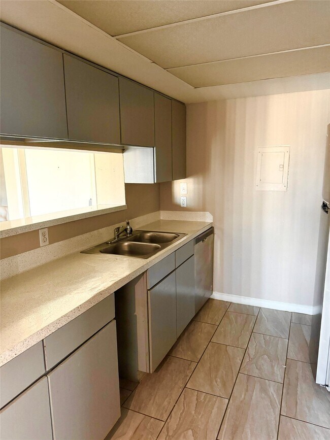 Building Photo - 2824 S Bartell Dr Unit 26