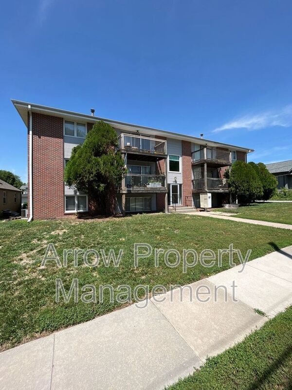 Building Photo - 3831 S 46th St Unit 11