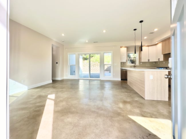 Photo - 2139 Judson St