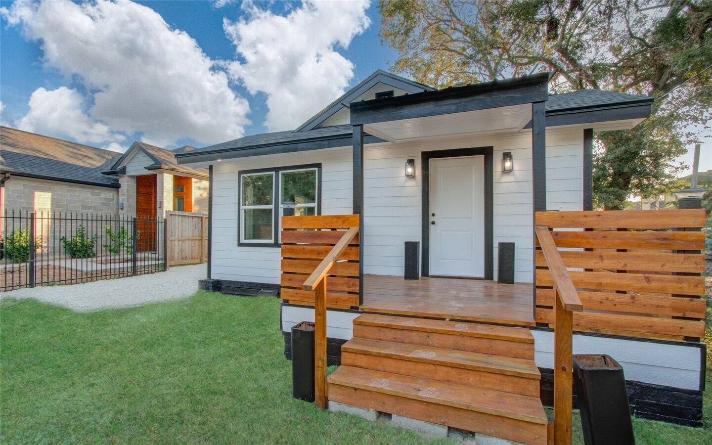 Photo - 3222 Berry St