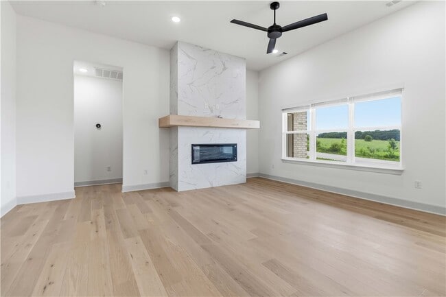 Photo - 920 Trestle Ln