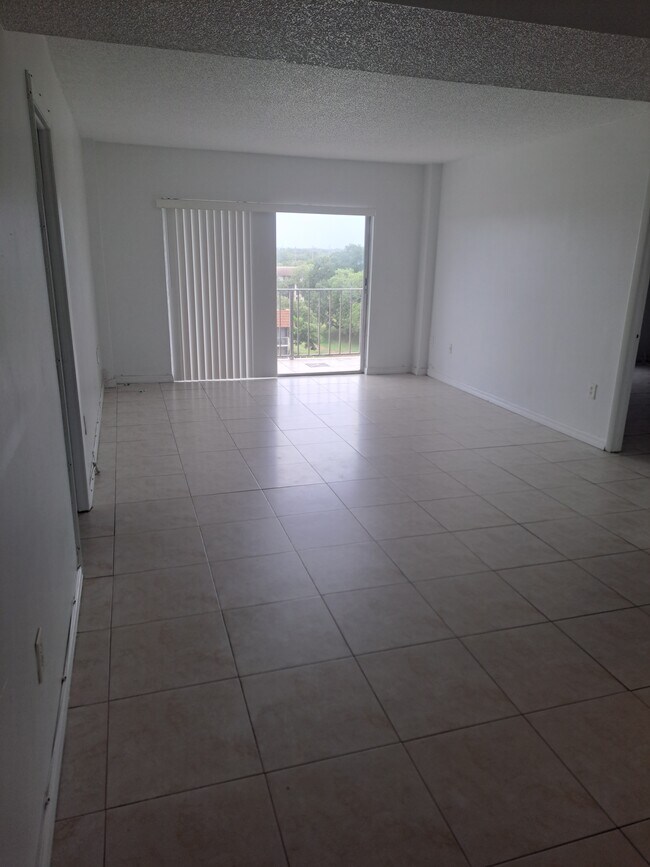 Building Photo - 4164 Inverrary Dr Unit 803 Rental