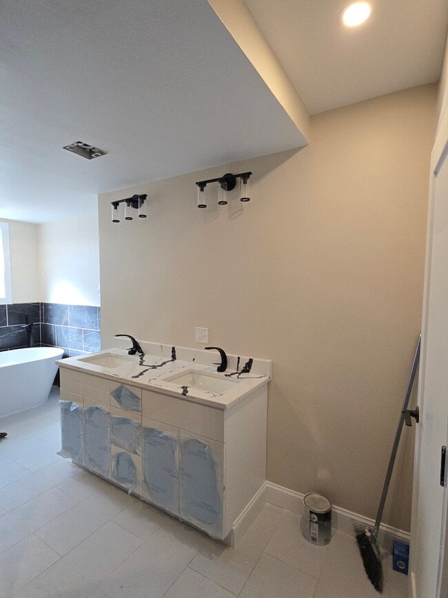 Photo - 670 Killingly St