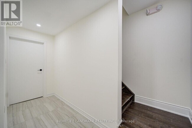 Photo - 35 Red Giant St