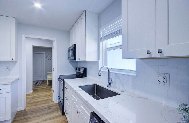 Photo - 1950 NE 30th St