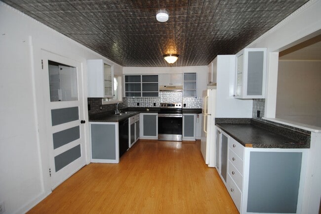 Photo - Spacious & centrally located 4 bed / 3 bath house FOR RENT