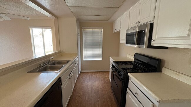 Photo - 3 Bedroom Condominium for Rent