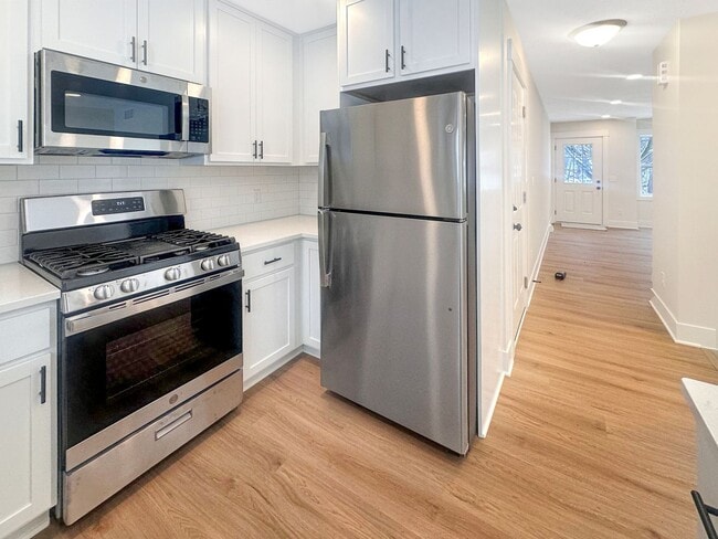 Photo - 860 Houseman Ave NE