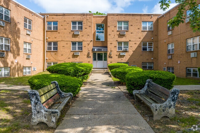 Entrada - Broad Oaks Apartments