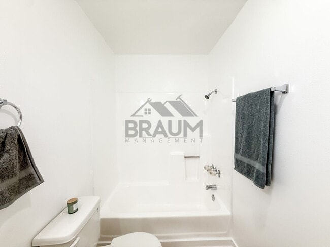 Photo - 13347 Victory Blvd Unit 108