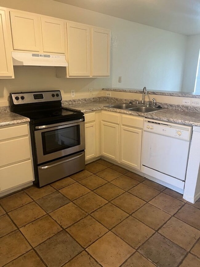 Photo - 2204 Katy Ln Unit B