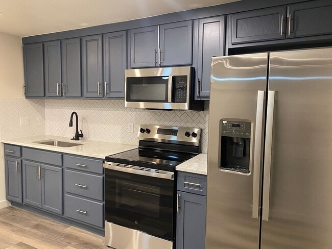 Building Photo - BEAUTIFUL RENOVATED 3 BEDROOM Unit 102