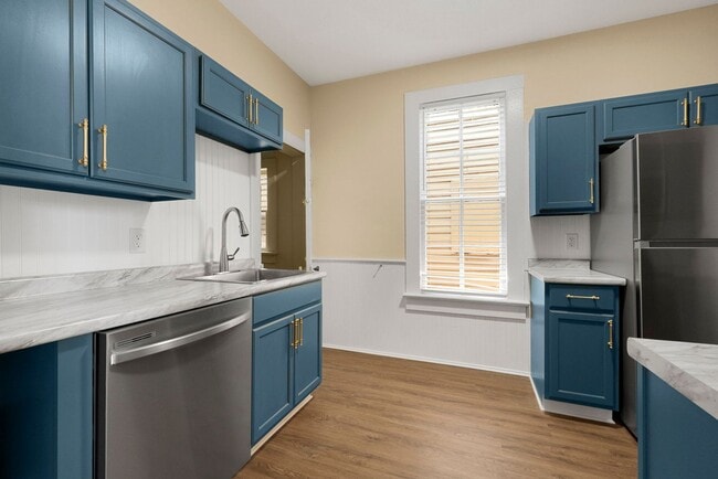 Building Photo - Two bedroom available for a move in right ... Unit 920 W. Jefferson Blvd Fort Wayne, IN 46802 Rental