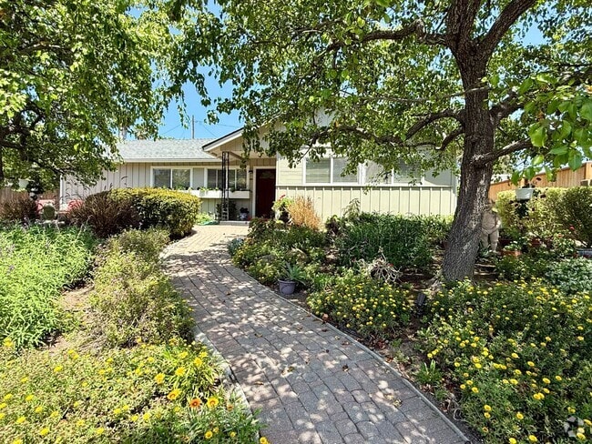 Building Photo - Unfurnished 4 bedroom/2 bathroom home with...