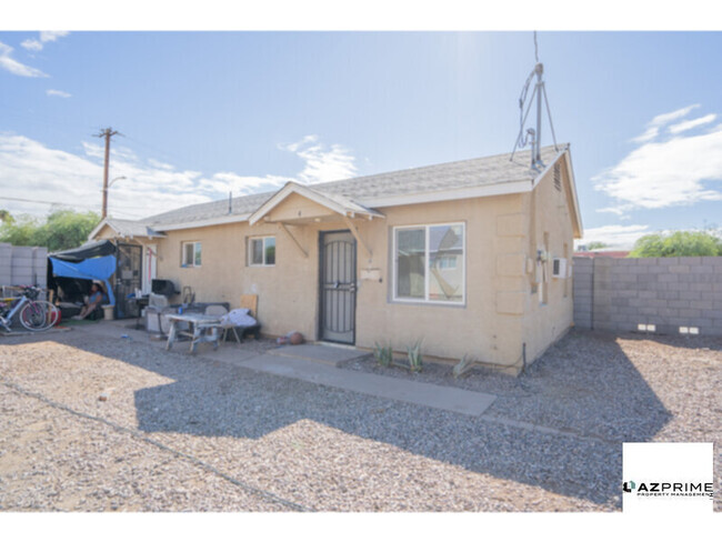 Building Photo - Explore this Charming Phoenix 1/1 Duplex Unit Rental