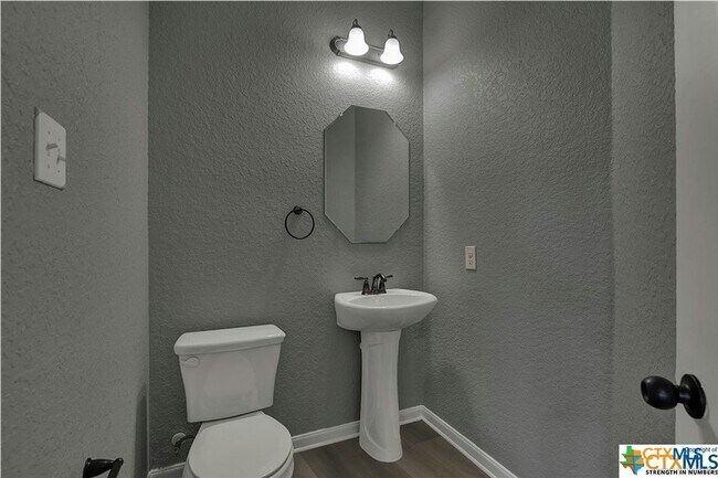 Photo - 240 Oak Creek Way