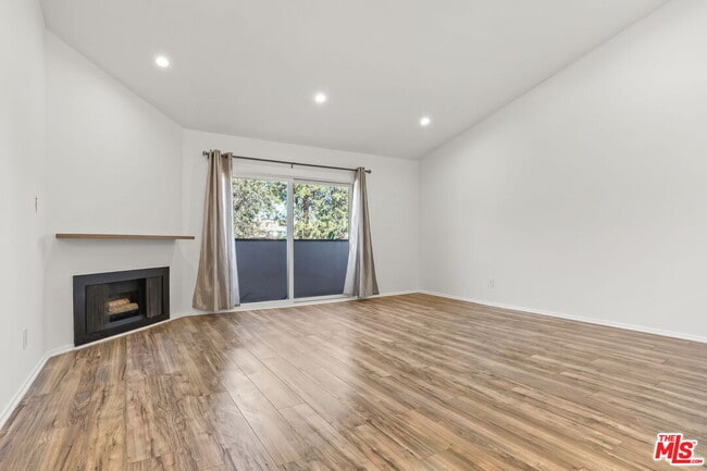 Building Photo - 5500 Lindley Ave Unit #206