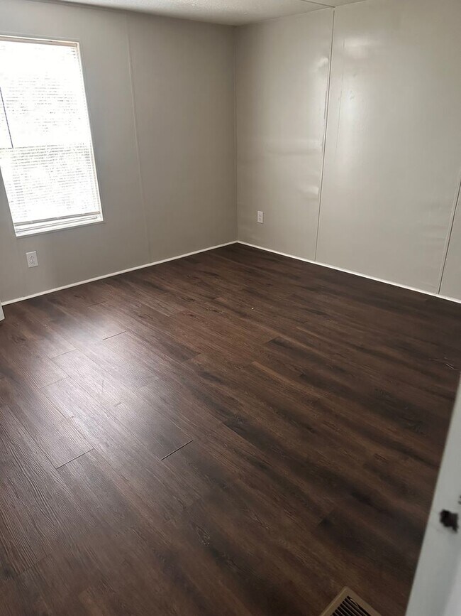 Photo - Spacious 2-Bedroom/ 2-Bath Mobile Home - Great Location in Crestview with W/D Connections