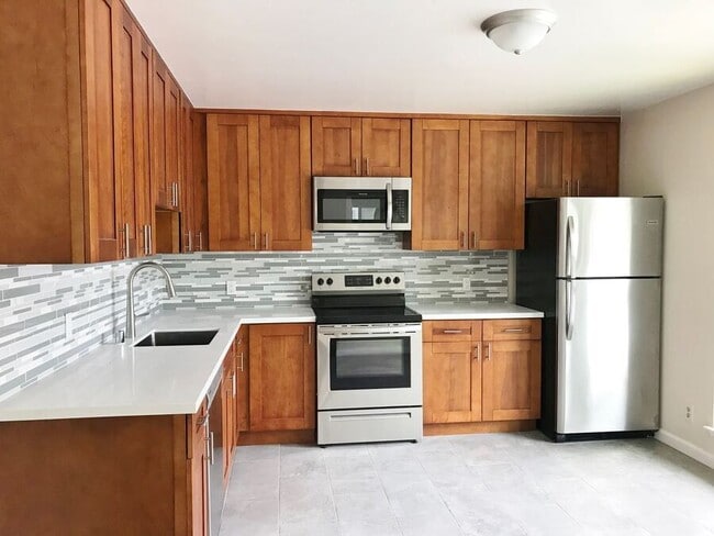 Building Photo - 1225 Clinton St