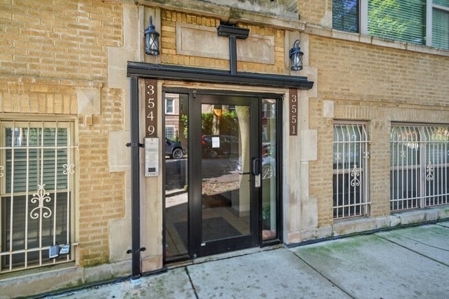 Photo - 3551 W Belle Plaine Ave Unidad 2