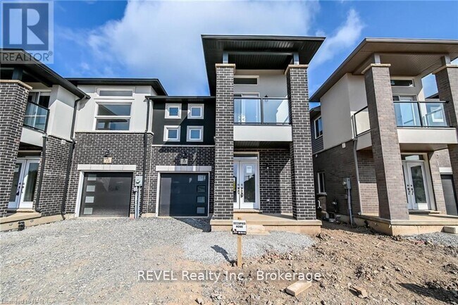 Photo - 77 Renfrew Trl