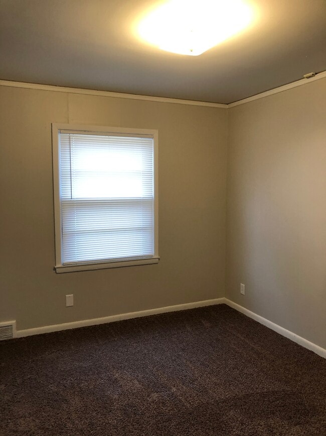 Photo - 3 bed 1 bath $1295 3 Bed 1 Bath with attached Garage