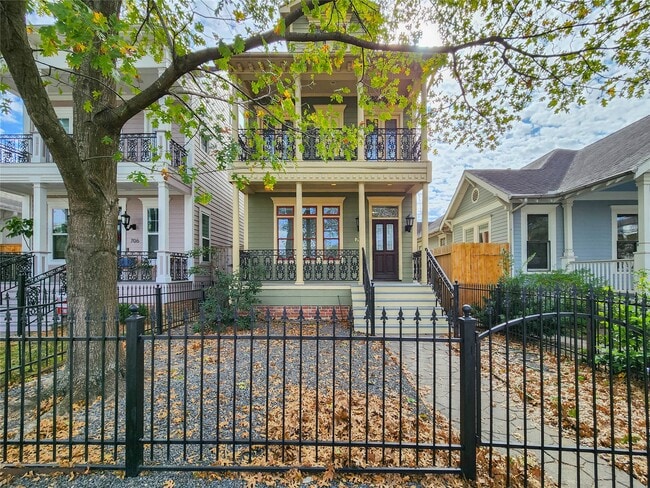 Building Photo - 704 E 9th St