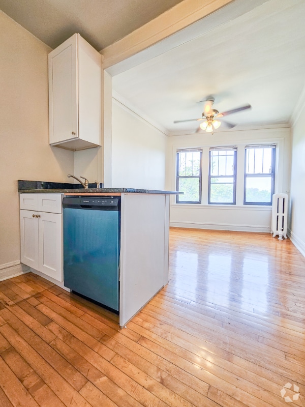 Building Photo - 4260 N Clark St Rental