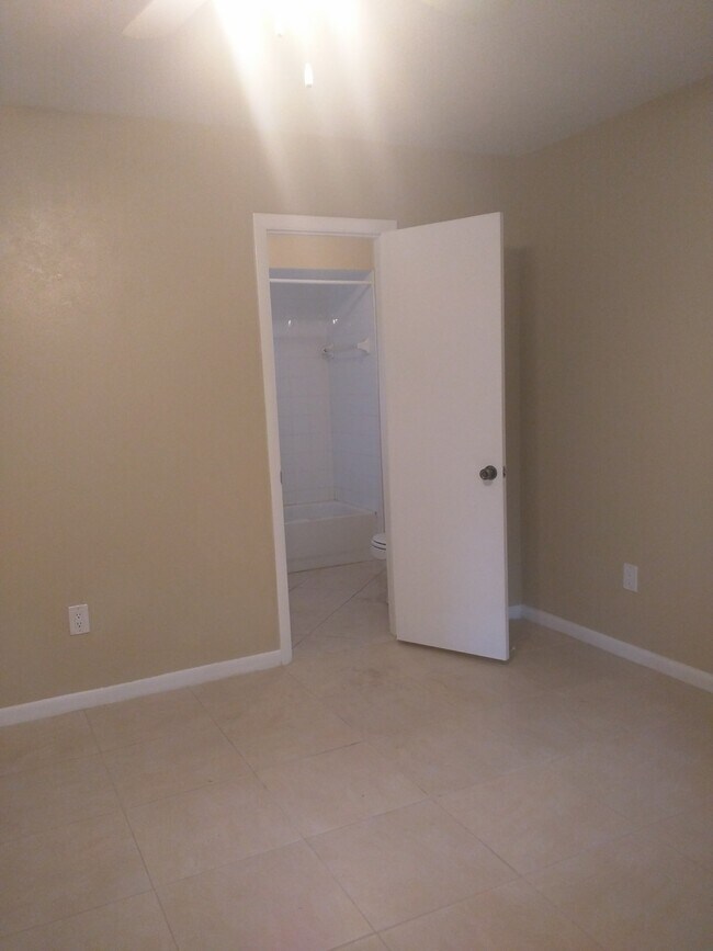 3346 Camelot Dr Unidad Camelot