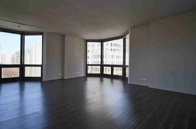 Photo - 1138 N Dearborn Pkwy