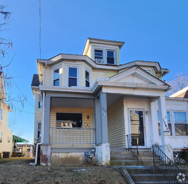 Building Photo - Large twin home with stainless appliances,...