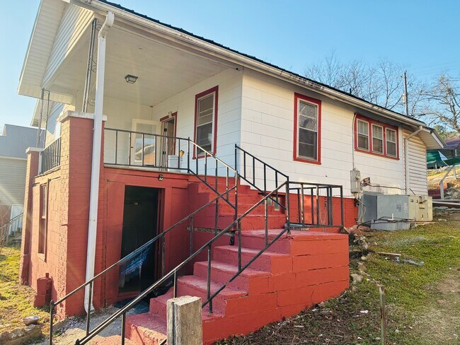 16 Little St