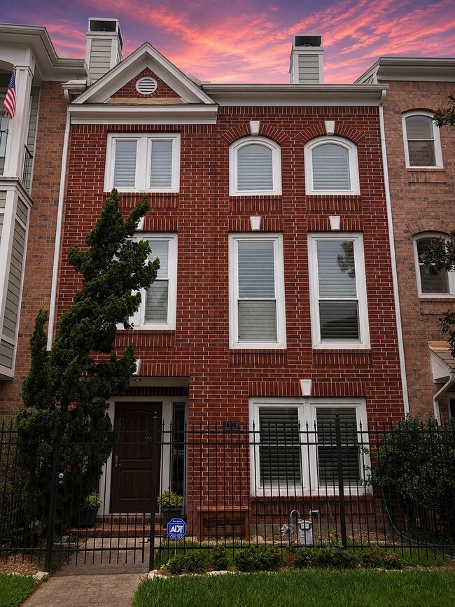Building Photo - 2128 Gillette St