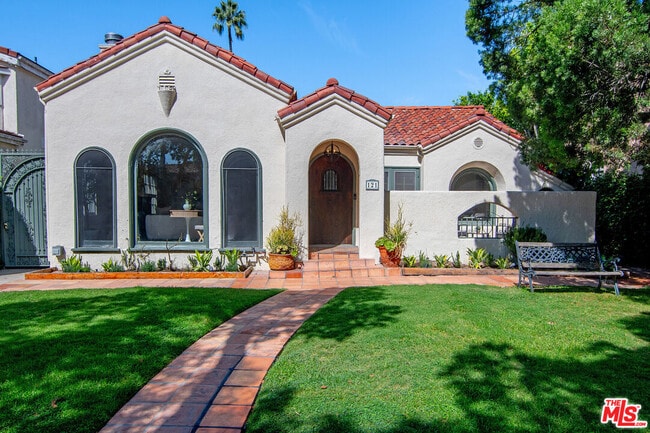 Photo - 121 S Poinsettia Pl
