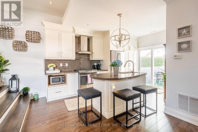 Photo - 2256 Queen St E