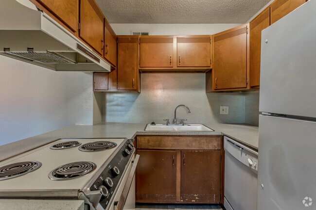 1BR, 1BA - 650 SF - Kitchen