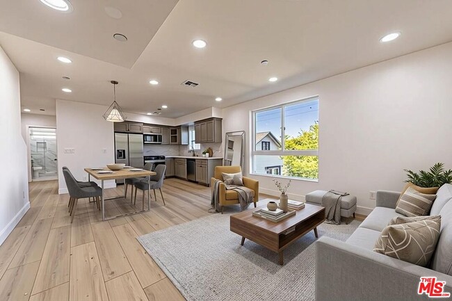 Photo - 5434 Romaine St