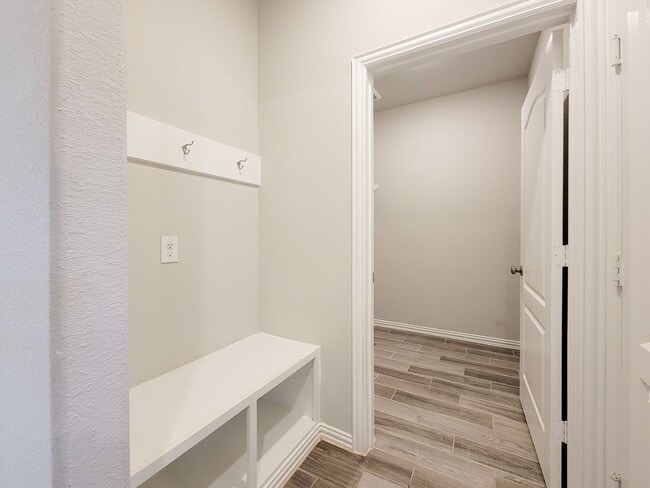 Photo - Quiet Cul De Sac! Tray Ceiling in Family &...