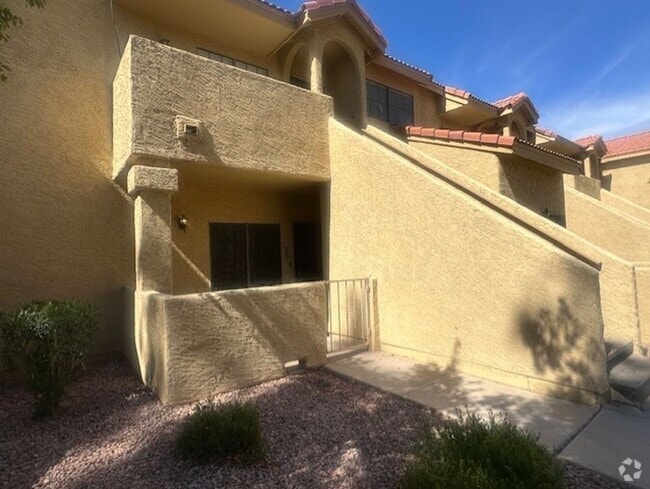 Building Photo - Move in ready 1 bedroom condo with garage!