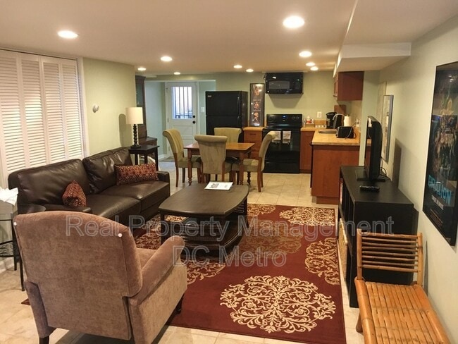 Building Photo - 813 10th St NE