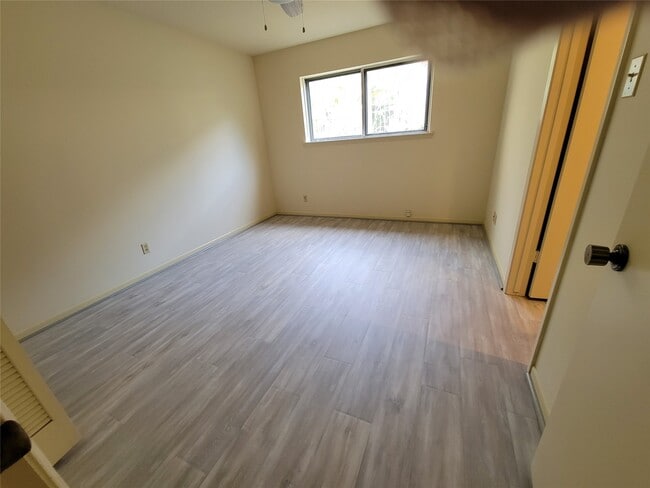 Building Photo - 406 Fox Briar Ln