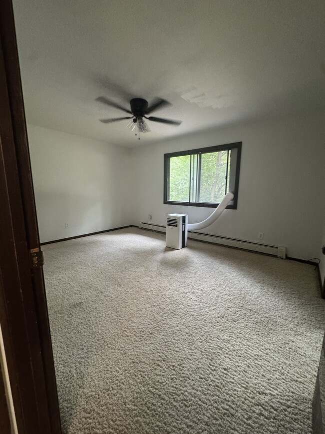 Large bedroom - 808 6th Ave