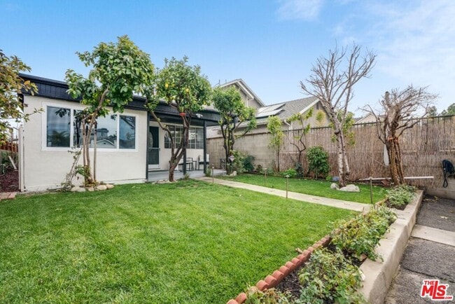 Photo - 5514 Woodman Ave